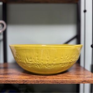 2/$30 🇵🇹 Ceramic Serving Bowl in Chartreuse - Made in Portugal